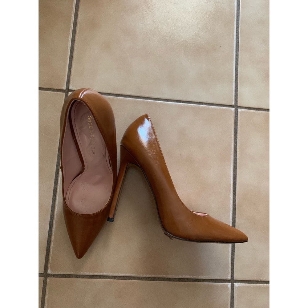 Caramel pumps
